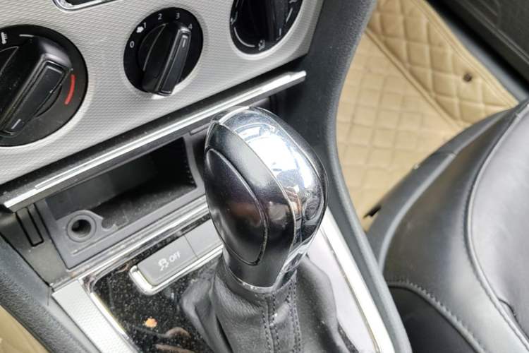 Used Volkswagen Gran Lavida 2013 1.6L Automatic Comfort Model Gear Lever