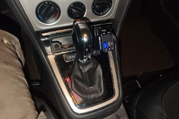 Used Volkswagen Gran Lavida 2013 1.4 TSI Automatic Comfort Model Gear Lever