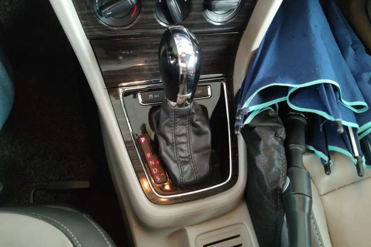 Used Volkswagen Gran Lavida 2013 1.6L Automatic Comfort Model Gear Lever