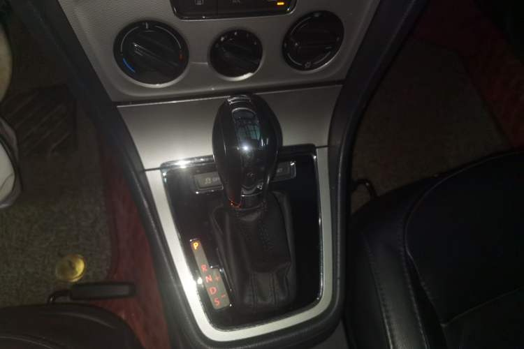 Used Volkswagen Gran Lavida 2013 1.6L Automatic Comfort Model Gear Lever