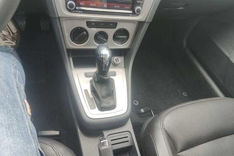 Used Volkswagen Gran Lavida 2013 1.6L Automatic Fashion Model Gear Lever