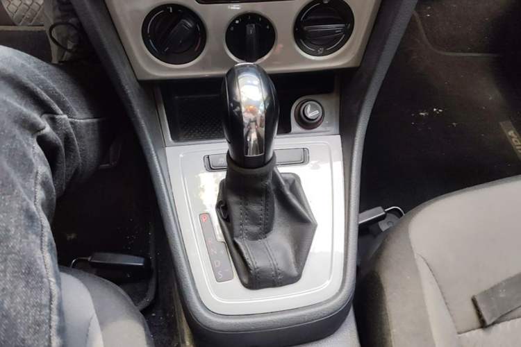 Used Volkswagen Gran Lavida 2013 1.6L Automatic Fashion Model Gear Lever