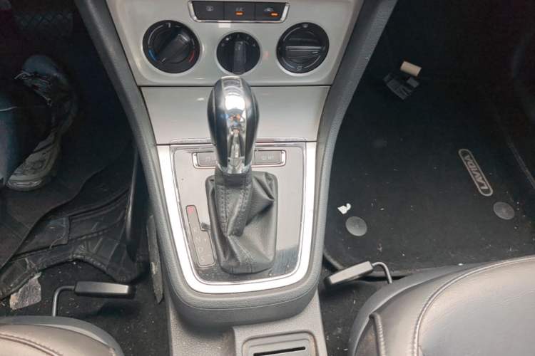 Used Volkswagen Gran Lavida 2013 1.6L Automatic Comfort Model Gear Lever