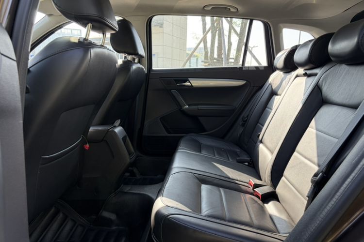 Used Volkswagen Gran Lavida 2013 1.6L Automatic Comfort Model Interior 1