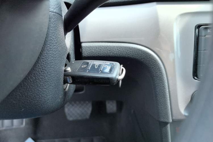 Used Volkswagen Gran Lavida 2013 1.6L Automatic Fashion Model Interior 1