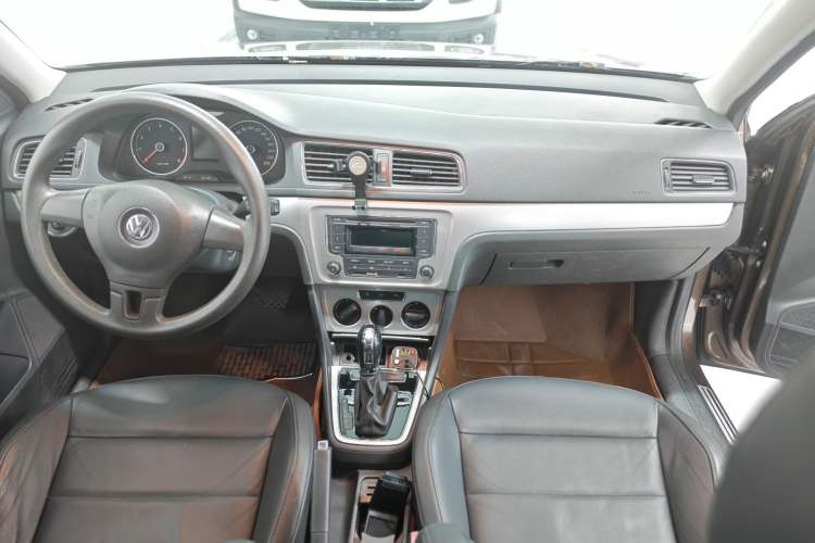 Used Volkswagen Gran Lavida 2013 1.6L Automatic Comfort Model Interior 3