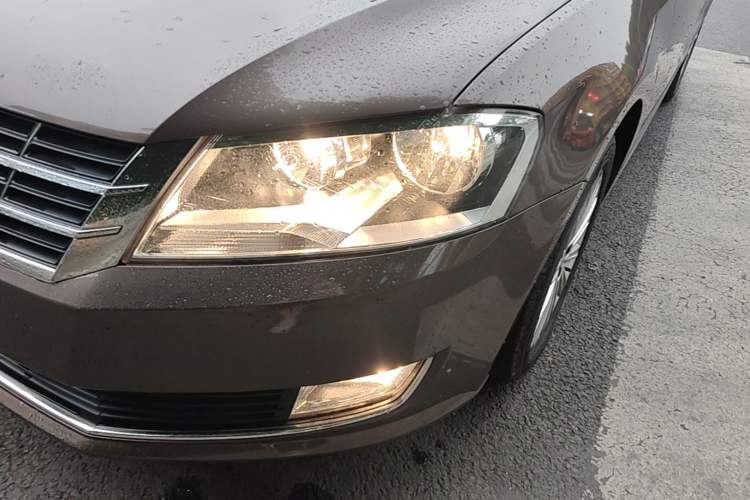 Used Volkswagen Gran Lavida 2013 1.4 TSI Automatic Comfort Model Left Front Headlight