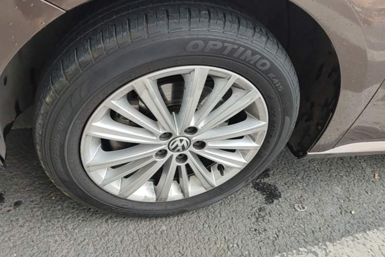 Used Volkswagen Gran Lavida 2013 1.4 TSI Automatic Comfort Model Left Front Wheel Hub