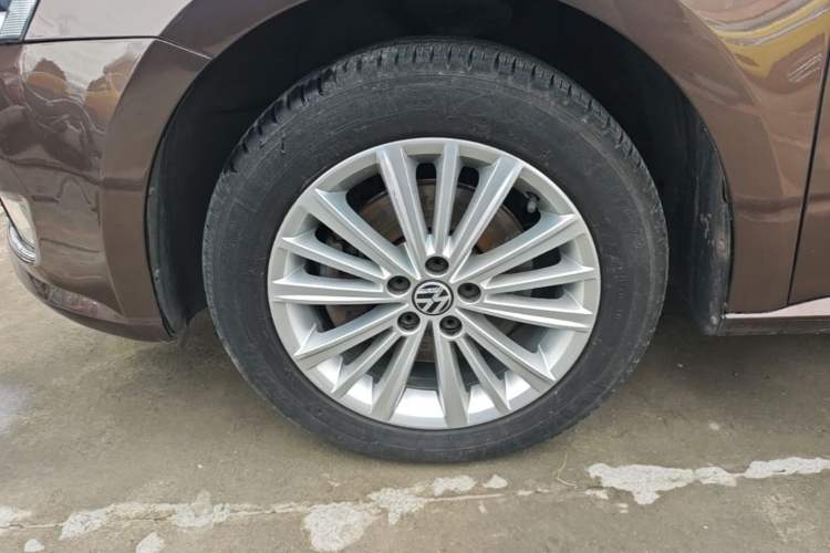 Used Volkswagen Gran Lavida 2013 1.4 TSI Automatic Comfort Model Left Front Wheel Hub