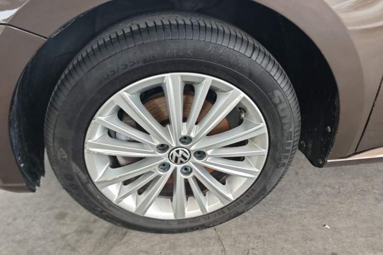 Used Volkswagen Gran Lavida 2013 1.4 TSI Manual Comfort Model Left Front Wheel Hub