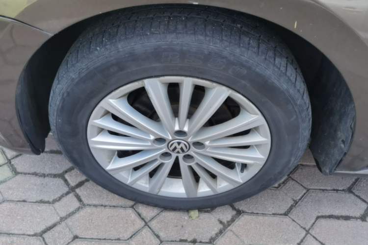 Used Volkswagen Gran Lavida 2013 1.6L Automatic Comfort Model Left Front Wheel Hub