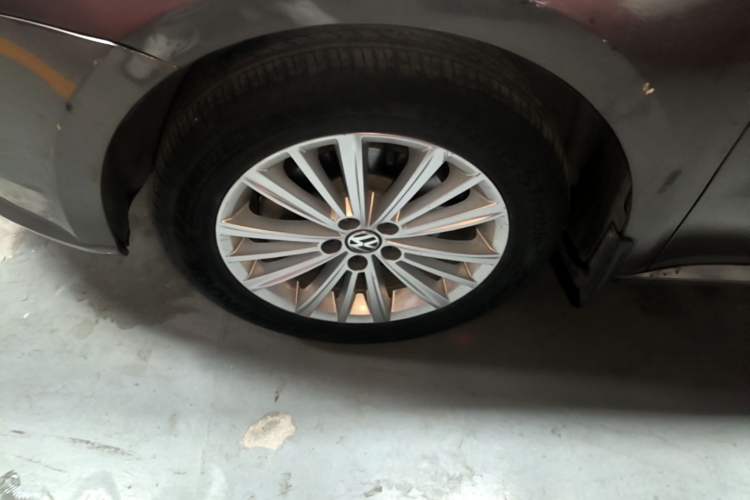 Used Volkswagen Gran Lavida 2013 1.6L Manual Comfort Model Left Front Wheel Hub
