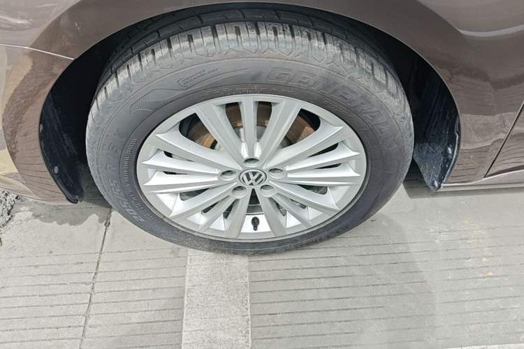 Used Volkswagen Gran Lavida 2013 1.6L Automatic Comfort Model Left Front Wheel Hub
