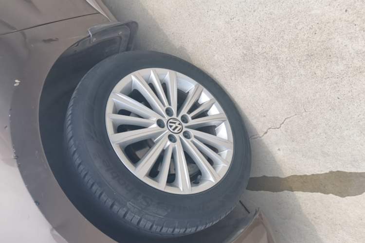 Used Volkswagen Gran Lavida 2013 1.6L Manual Comfort Model Left Front Wheel Hub
