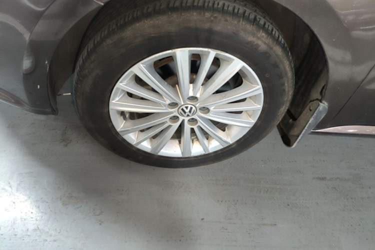 Used Volkswagen Gran Lavida 2013 1.6L Manual Comfort Model Left Front Wheel Hub