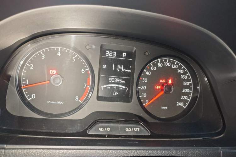 Used Volkswagen Gran Lavida 2013 1.6L Automatic Fashion Model Odometer Close Up