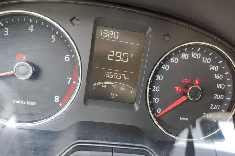 Used Volkswagen Gran Lavida 2013 1.4 TSI Manual Comfort Model Odometer Close Up