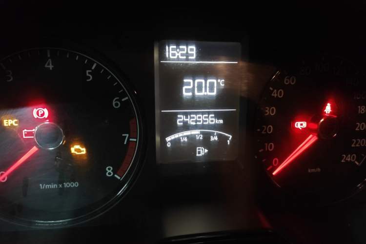 Used Volkswagen Gran Lavida 2013 1.6L Manual Fashion Model Odometer Close Up