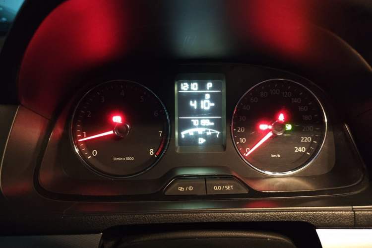 Used Volkswagen Gran Lavida 2013 1.6L Automatic Comfort Model Odometer Close Up