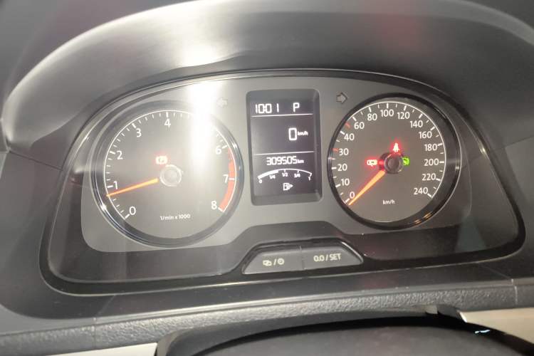 Used Volkswagen Gran Lavida 2013 1.6L Automatic Fashion Model Odometer Close Up