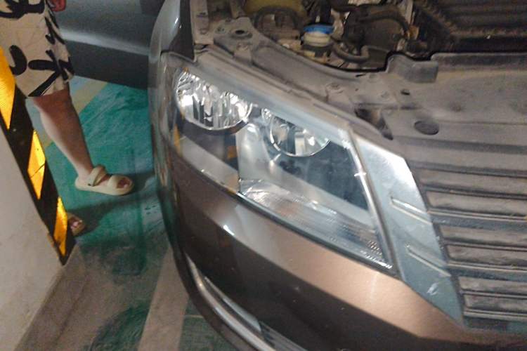 Used Volkswagen Gran Lavida 2013 1.6L Automatic Comfort Model Right Front Headlight