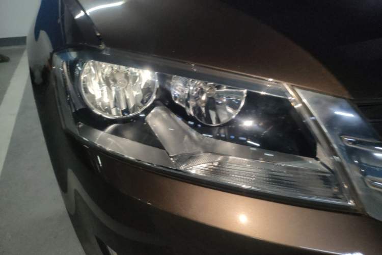 Used Volkswagen Gran Lavida 2013 1.4 TSI Automatic Comfort Model Right Front Headlight