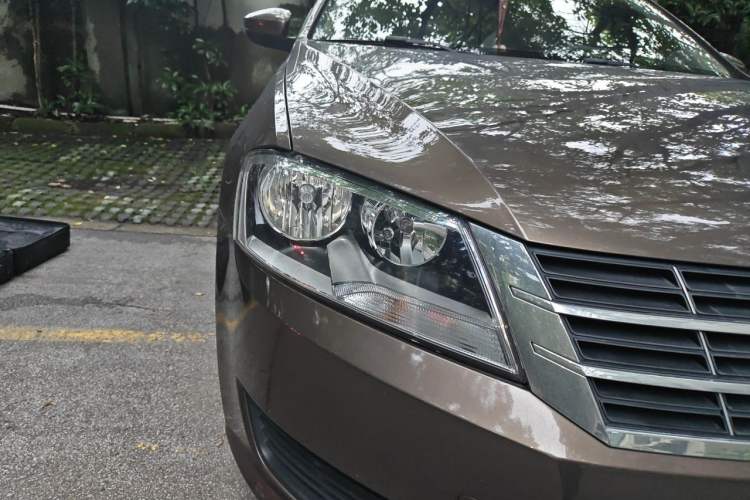 Used Volkswagen Gran Lavida 2013 1.6L Automatic Fashion Model Right Front Headlight