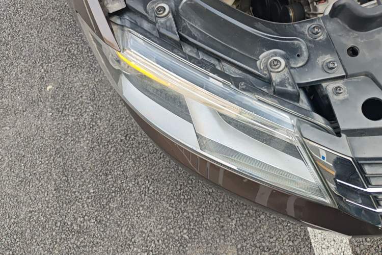 Used Volkswagen Gran Lavida 2013 1.6L Manual Comfort Model Right Front Headlight