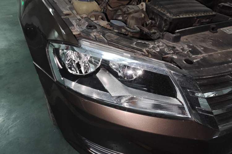 Used Volkswagen Gran Lavida 2013 1.6L Manual Fashion Model Right Front Headlight