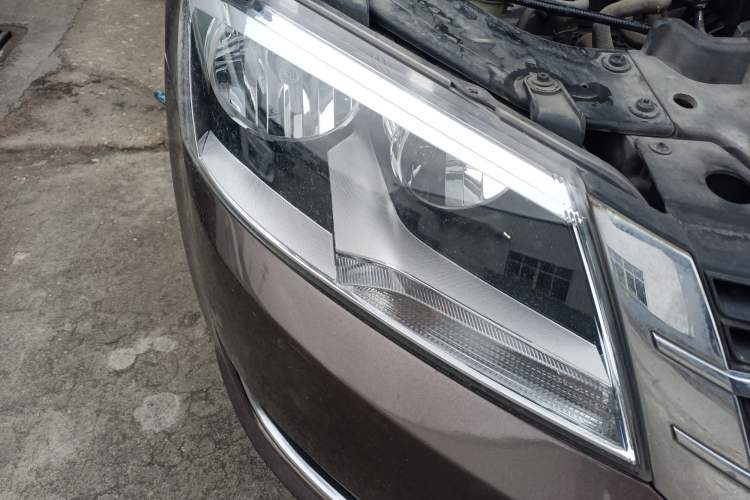 Used Volkswagen Gran Lavida 2013 1.4 TSI Manual Comfort Model Right Front Headlight