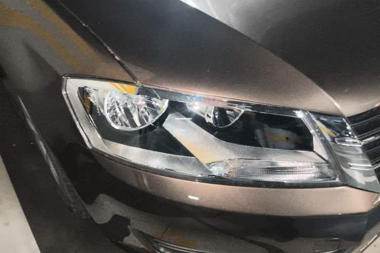 Used Volkswagen Gran Lavida 2013 1.6L Manual Fashion Model Right Front Headlight