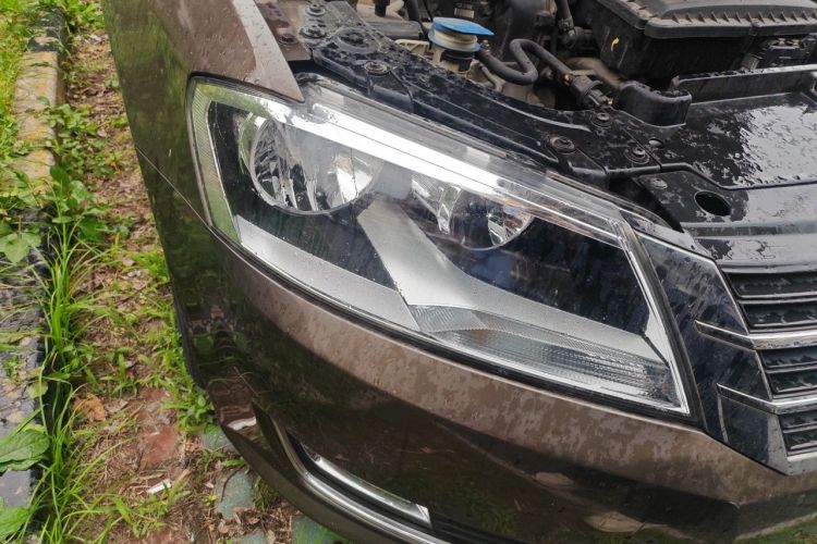 Used Volkswagen Gran Lavida 2013 1.6L Automatic Comfort Model Right Front Headlight