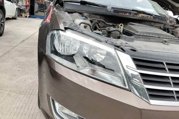 Used Volkswagen Gran Lavida 2013 1.6L Automatic Comfort Model Right Front Headlight