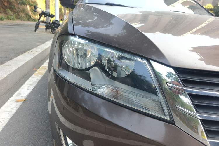 Used Volkswagen Gran Lavida 2013 1.4 TSI Automatic Comfort Model Right Front Headlight