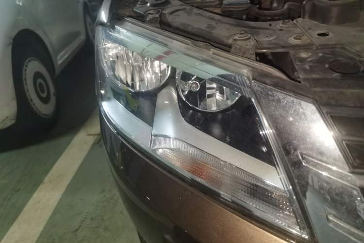 Used Volkswagen Gran Lavida 2013 1.6L Automatic Comfort Model Right Front Headlight