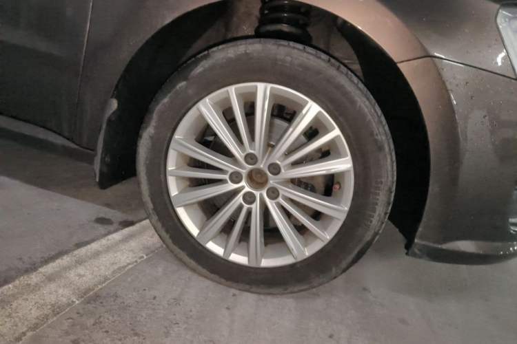 Used Volkswagen Gran Lavida 2013 1.4 TSI Automatic Comfort Model Right Front Wheel Hub