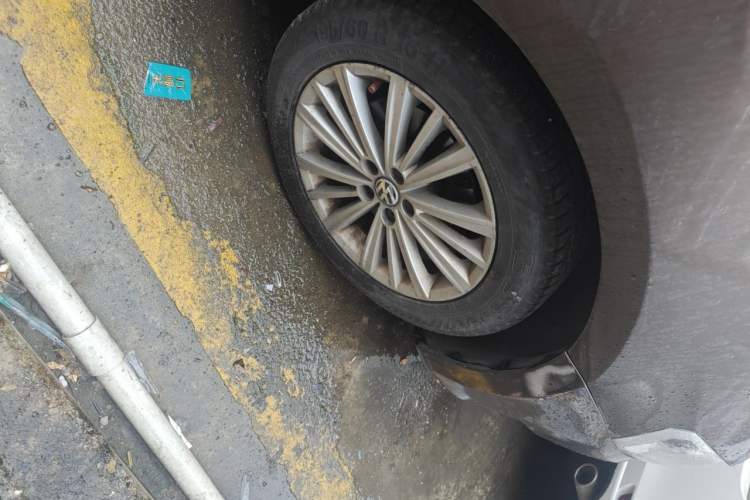 Used Volkswagen Gran Lavida 2013 1.4 TSI Automatic Comfort Model Right Front Wheel Hub