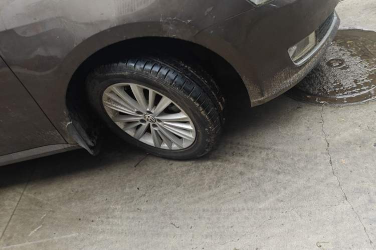 Used Volkswagen Gran Lavida 2013 1.6L Automatic Comfort Model Right Front Wheel Hub