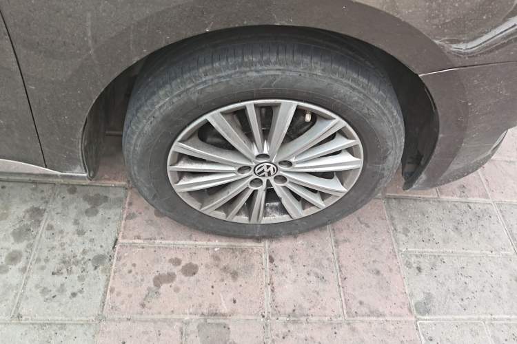 Used Volkswagen Gran Lavida 2013 1.4 TSI Automatic Comfort Model Right Front Wheel Hub