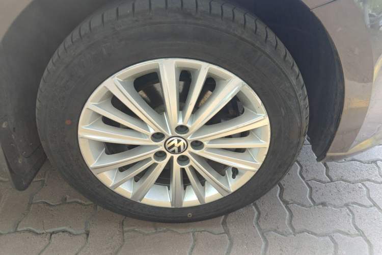 Used Volkswagen Gran Lavida 2013 1.6L Manual Comfort Model Right Front Wheel Hub