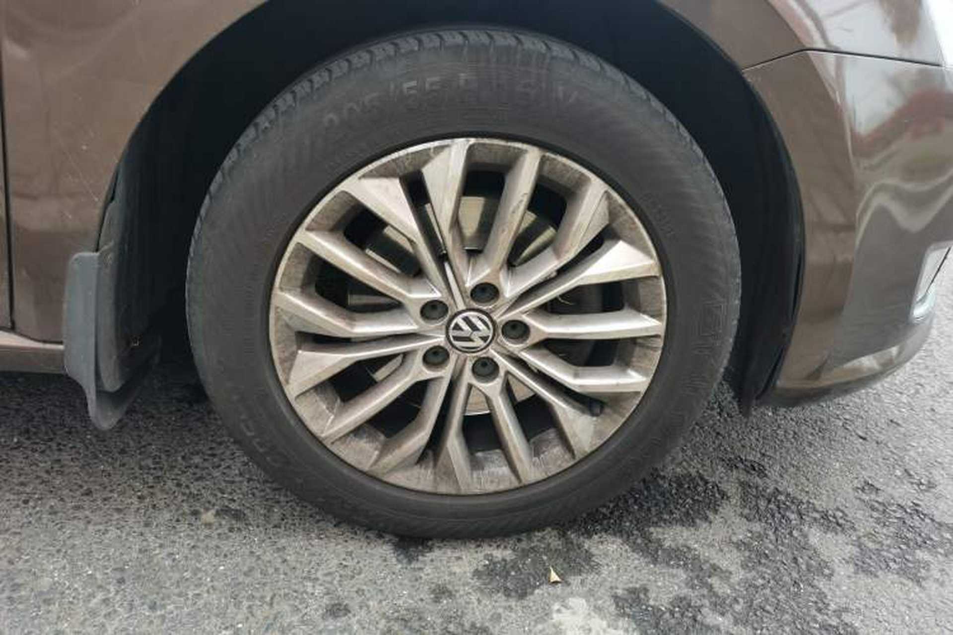 Used Volkswagen Gran Lavida 2013 1.4 TSI Automatic Luxury Model Right Front Wheel Hub