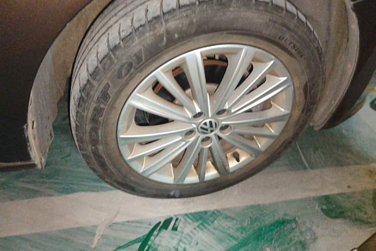 Used Volkswagen Gran Lavida 2013 1.6L Automatic Comfort Model Right Front Wheel Hub