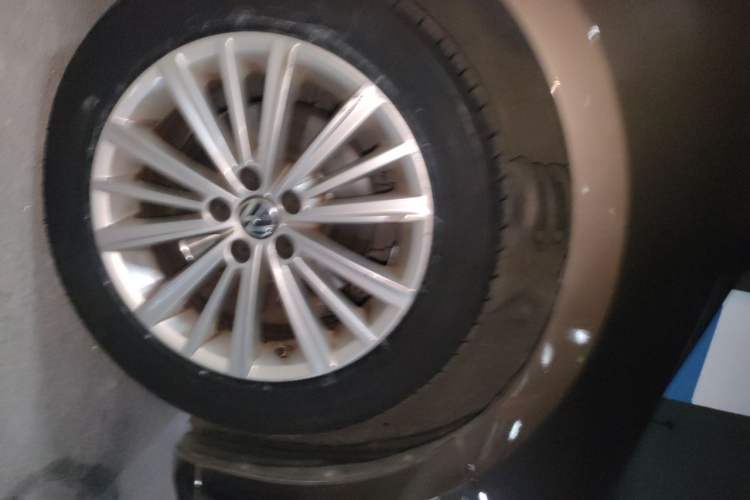 Used Volkswagen Gran Lavida 2013 1.4 TSI Automatic Comfort Model Right Front Wheel Hub