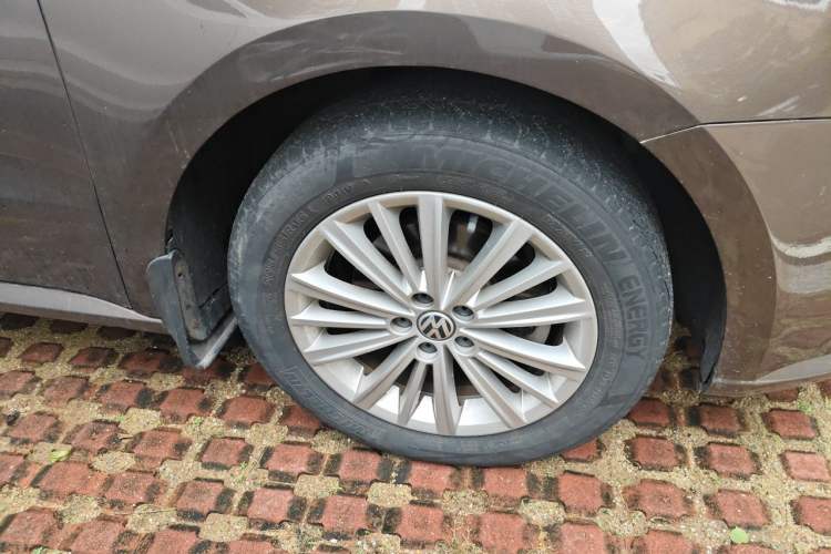 Used Volkswagen Gran Lavida 2013 1.6L Automatic Comfort Model Right Front Wheel Hub