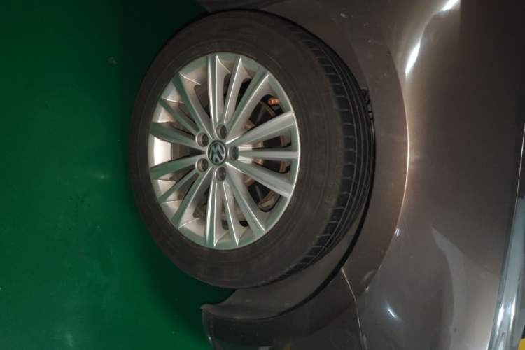 Used Volkswagen Gran Lavida 2013 1.6L Automatic Comfort Model Right Front Wheel Hub
