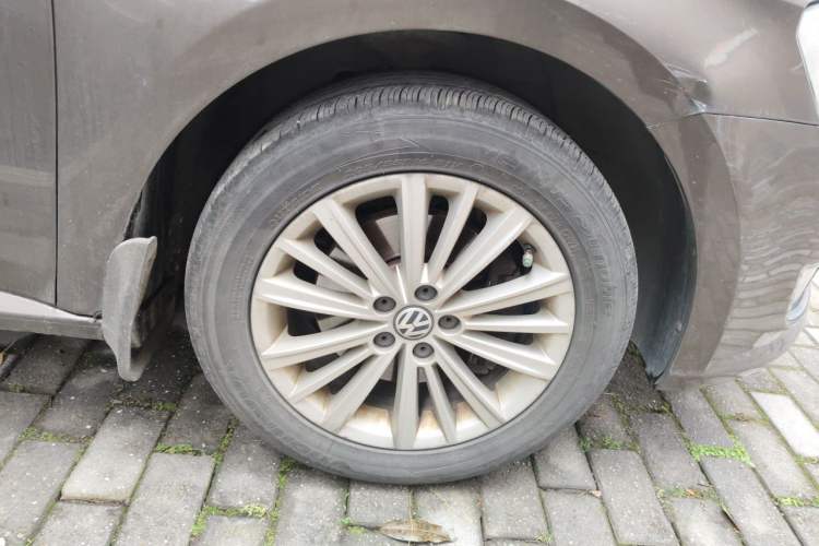 Used Volkswagen Gran Lavida 2013 1.4 TSI Automatic Comfort Model Right Front Wheel Hub