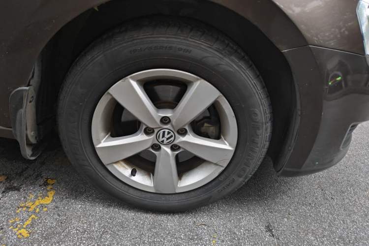 Used Volkswagen Gran Lavida 2013 1.6L Automatic Fashion Model Right Front Wheel Hub