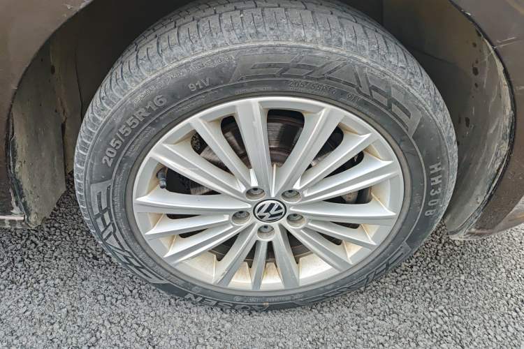 Used Volkswagen Gran Lavida 2013 1.6L Manual Comfort Model Right Front Wheel Hub