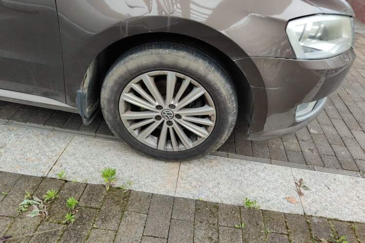Used Volkswagen Gran Lavida 2013 1.4 TSI Manual Comfort Model Right Front Wheel Hub