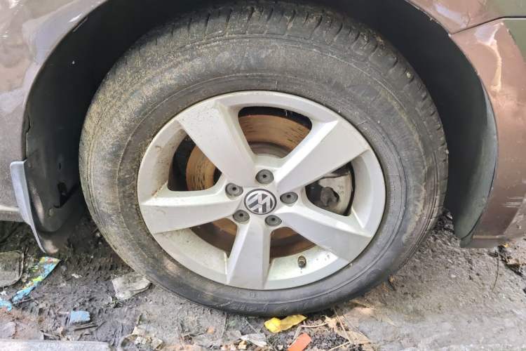 Used Volkswagen Gran Lavida 2013 1.6L Automatic Fashion Model Right Front Wheel Hub
